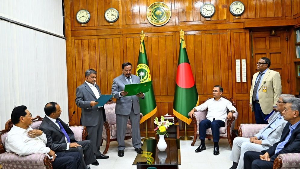 Sarwar Alamgir takes oath as Ctg-2 MP