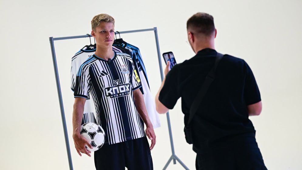 Newcastle sign Dutch midfielder Steur from Ajax
