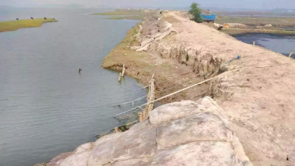Embankments at risk of breach as water levels rise in Batiaghata of Khulna