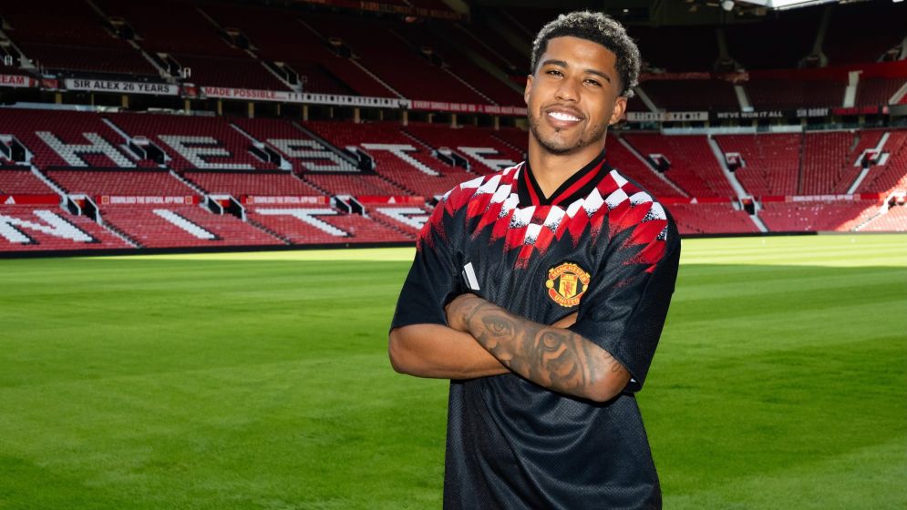 Man Utd sign Brazil midfielder Santos from Chelsea