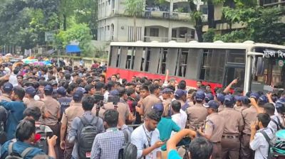 HSC examinees protest near PM’s motorcade at Dhaka University