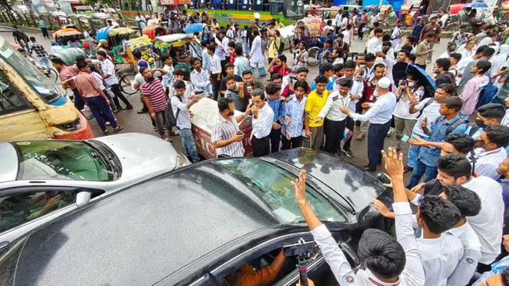 HSC students block three key points in capital