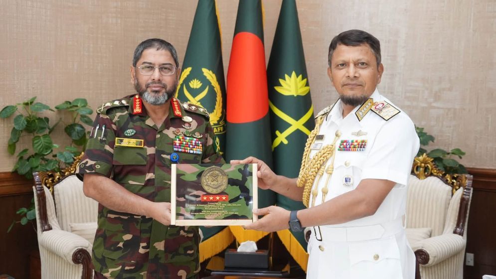 Army accords guard of honour to outgoing Navy chief