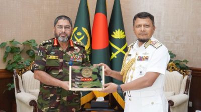 Army accords guard of honour to outgoing Navy chief
