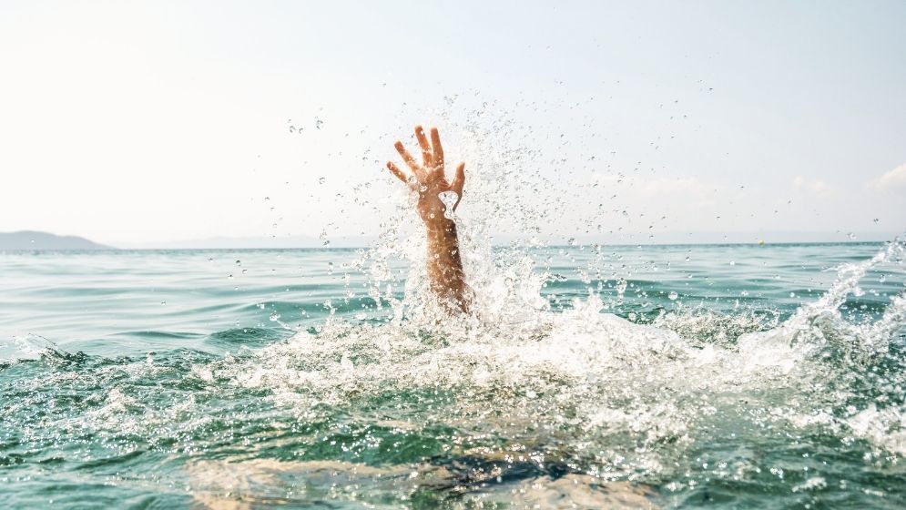 Indian man jumps into River to die, girlfriend walks away