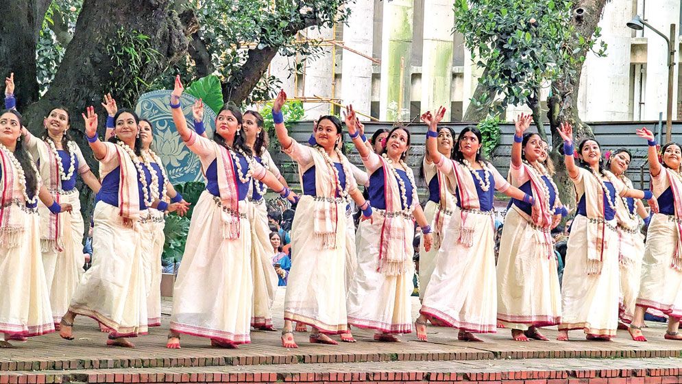 Charukola blooms in monsoon hues at ‘Ghonoghota 2’