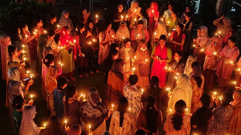 DU students hold candlelit vigil to commemorate July uprising martyrs