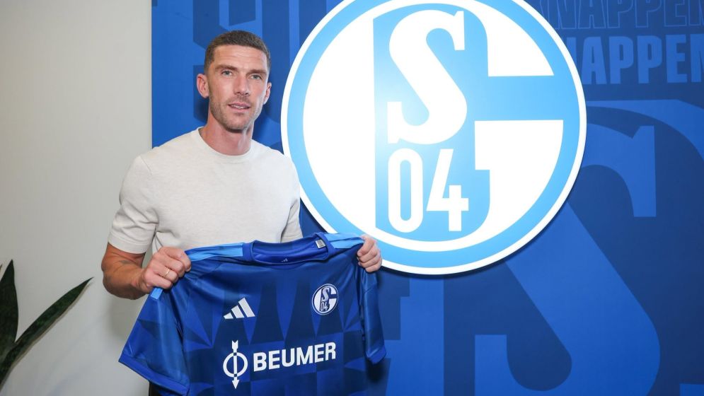 Germany defender Gosens signs with Schalke