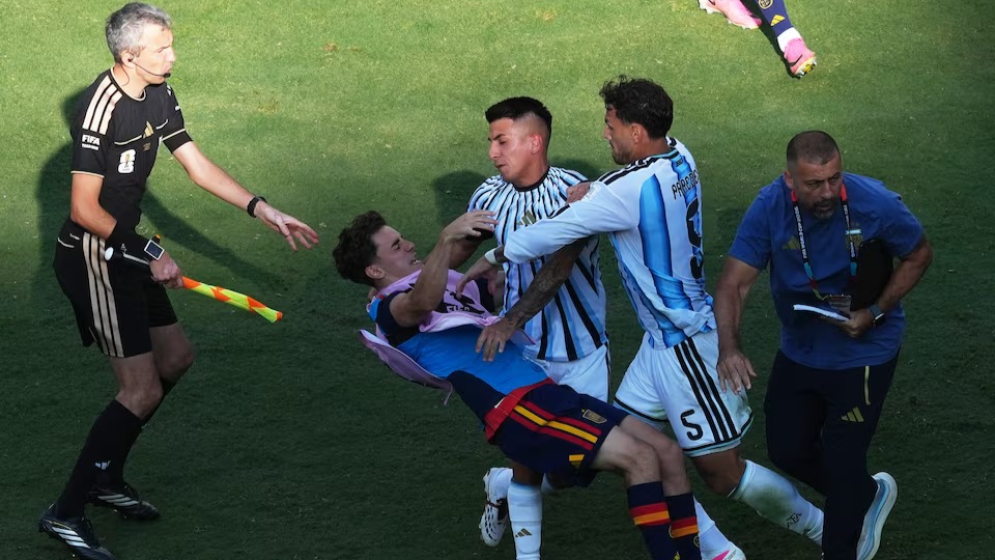Tempers flare at end of Spain-Argentina final