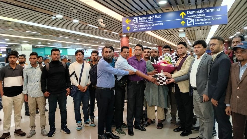 17 ‘Banglar Joyjatra’ sailors return home after four-month ordeal