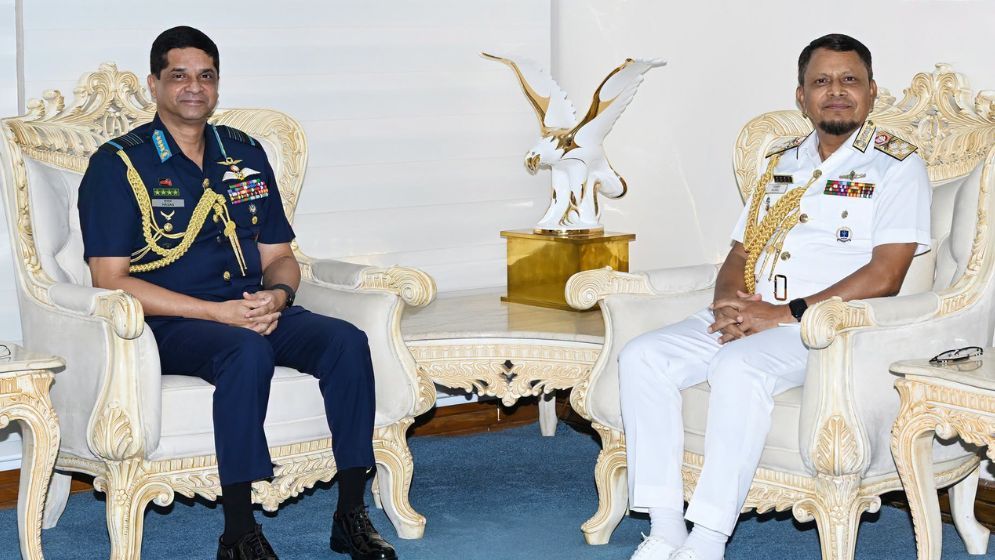 Navy chief pays farewell courtesy call on Air Force chief
