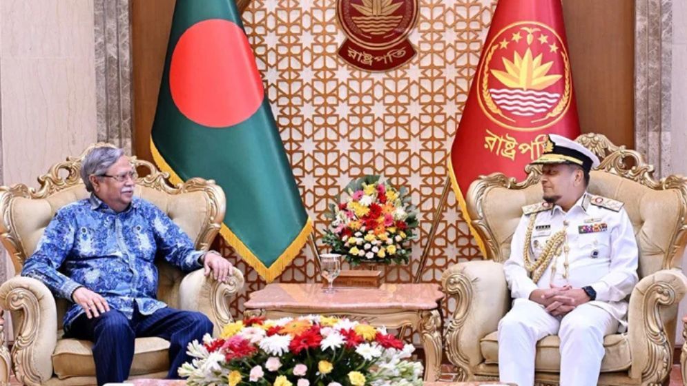 Outgoing Navy Chief pays courtesy call on President