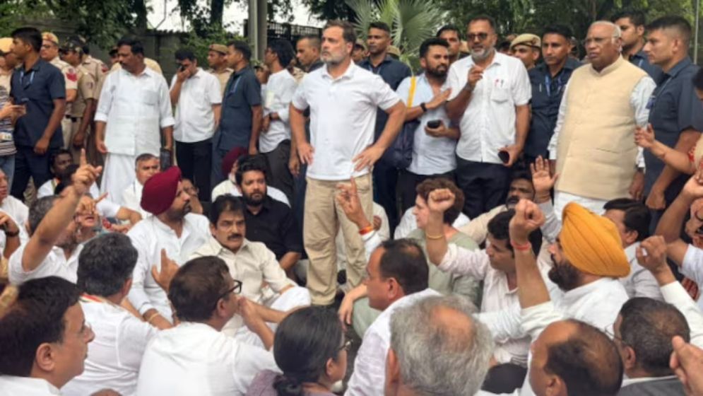 Rahul, Priyanka Gandhi protest outside PM Modi's house
