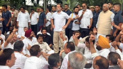 Rahul, Priyanka Gandhi protest outside PM Modi's house
