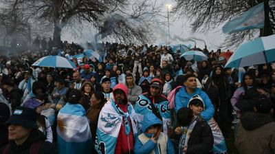 Thousands welcome Argentina squad home