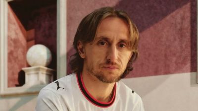 Modric extends contract with Milan