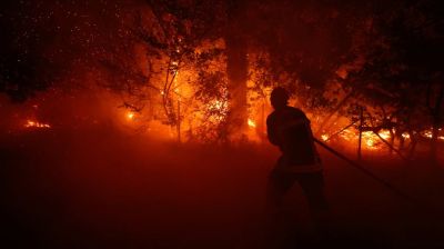Thousands flee wildfires in southern Europe