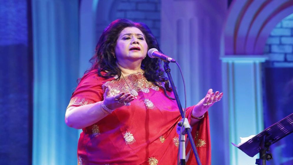 Runa Laila weaves magic in historic Shilpakala debut
