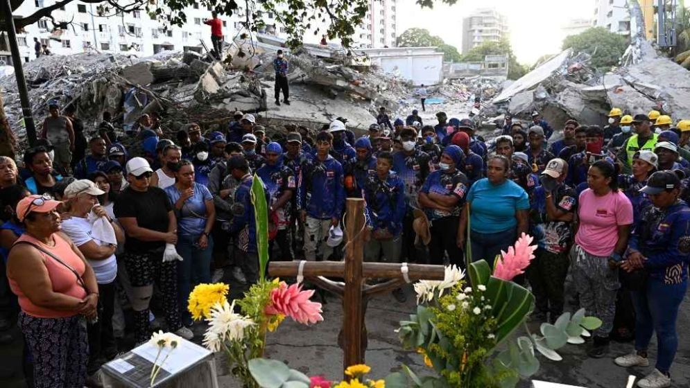 Venezuelans hold minute of silence one month after tremors