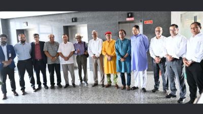 PM seeks editors' support in framing policy for independent media