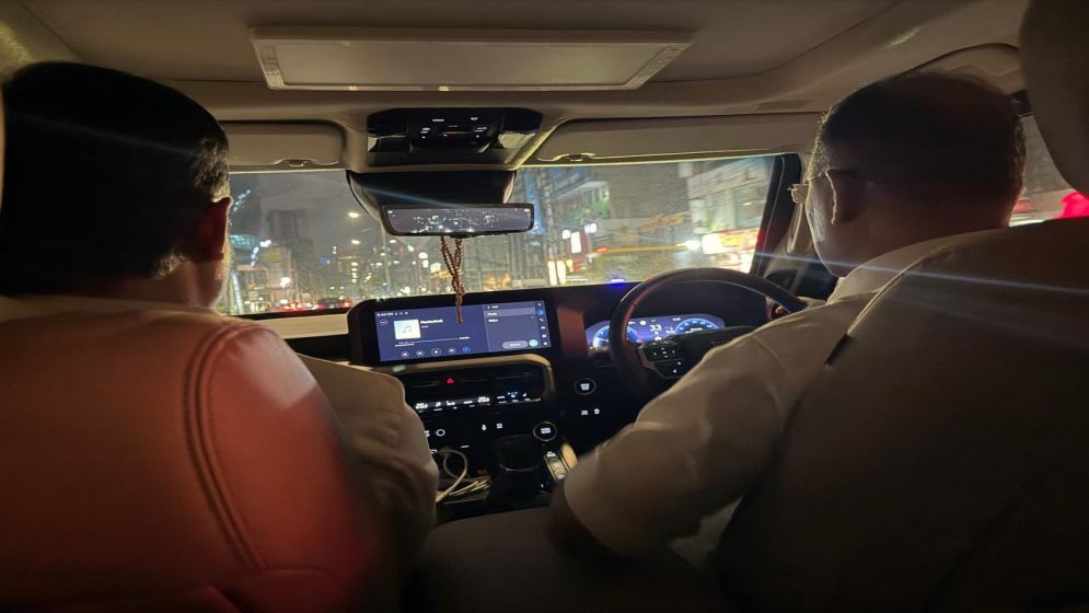 PM drives through capital at night to inspect cleanliness activities