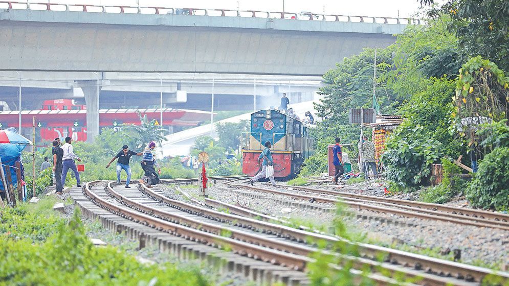 No bridge, no choice: A daily gamble at Kuril rail crossing