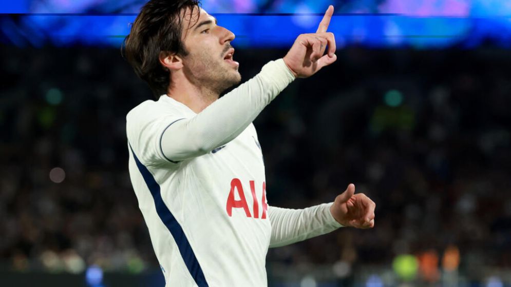 Ten-man Tottenham beat Chelsea 2-1 in Sydney