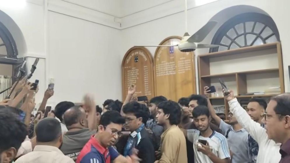 Tensions flare as Chhatra Dal, Shibir clash at DU hall