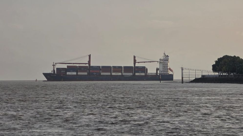 Container vessel runs aground near estuary at Ctg port