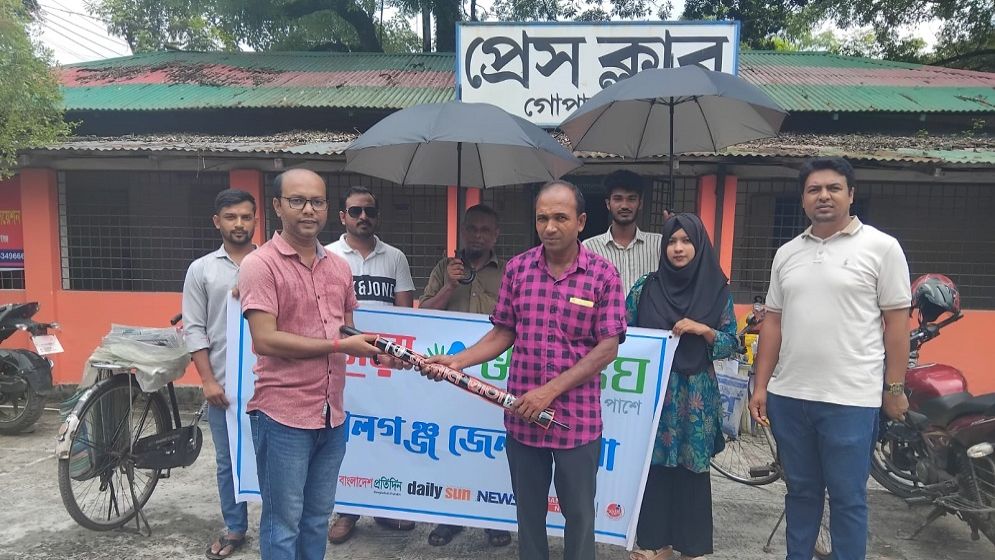 Newspaper hawkers get umbrellas, waterproof bags in Gopalganj