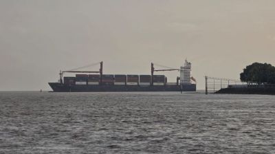Container vessel runs aground near estuary at Ctg port