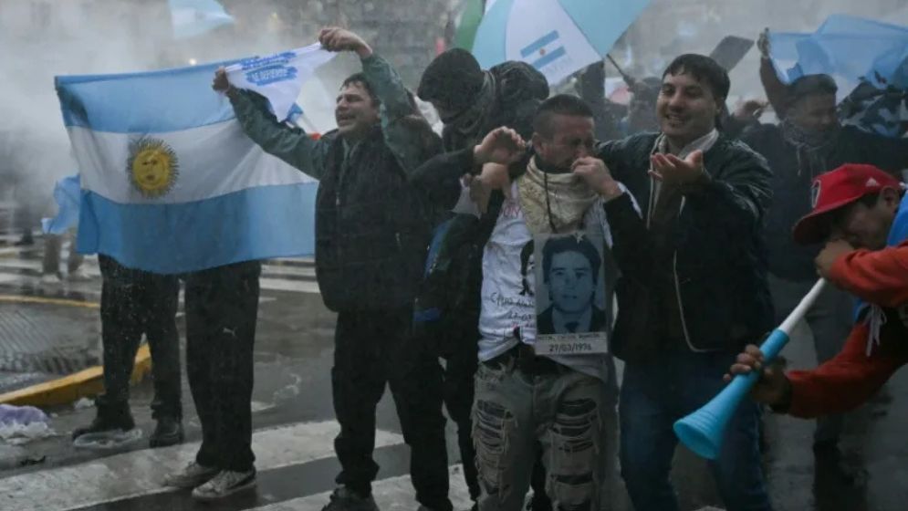 Clashes with police as Argentines protest property bill