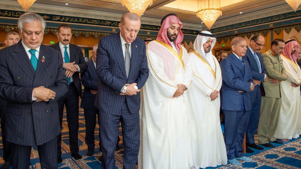 Shehbaz, MBS and Erdogan offer Friday prayers at Qasr Al-Safa