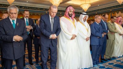 Shehbaz, MBS and Erdogan offer Friday prayers at Qasr Al-Safa