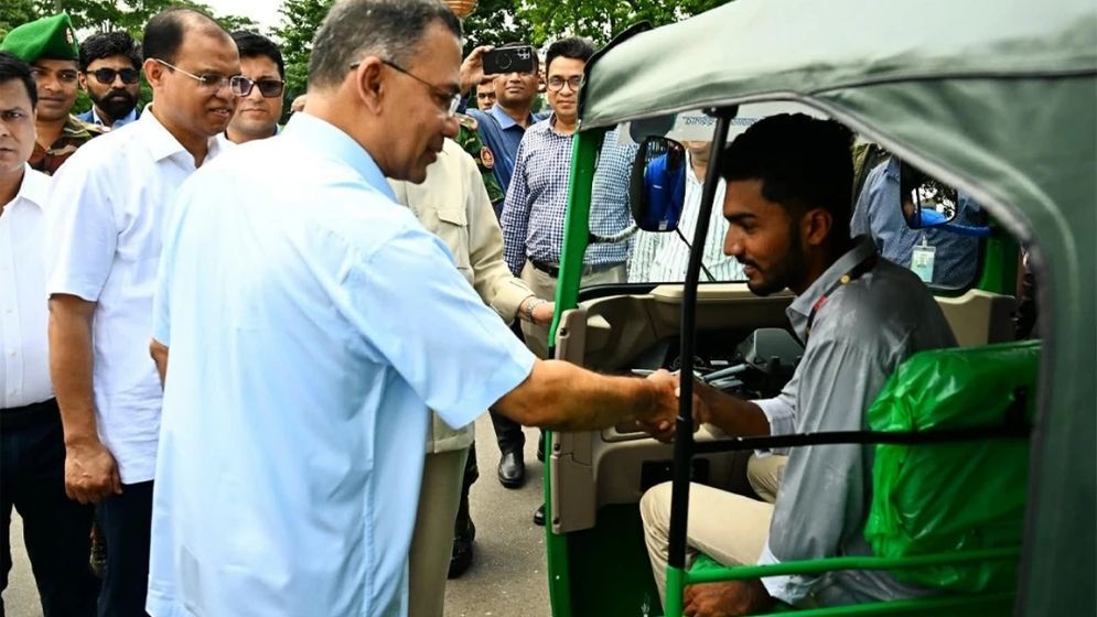 PM gifts CNG auto-rickshaw, rickshaws to July uprising participants