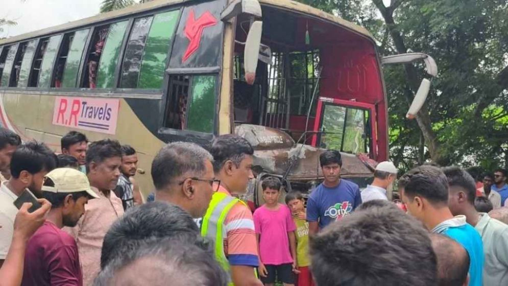 Bus-votvoti collision in Natore kills three cattle traders