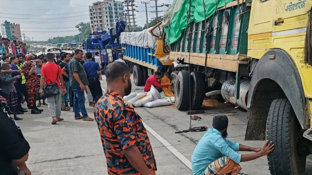Three killed in Bogura as truck rams into another