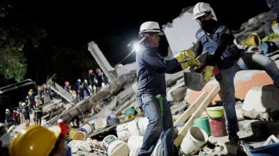Colombians dig through rubble as quake death toll surpasses 240
