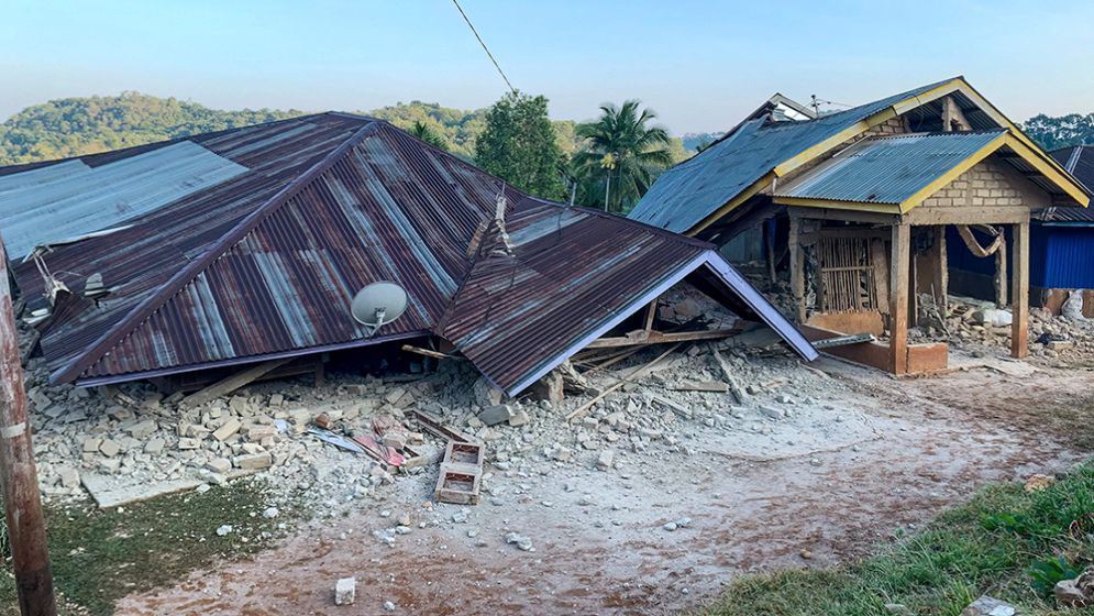 Strong 7.7-magnitude earthquake strikes off Indonesia