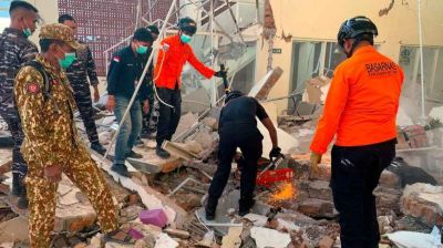 Powerful quake off Indonesia sparks mass evacuations