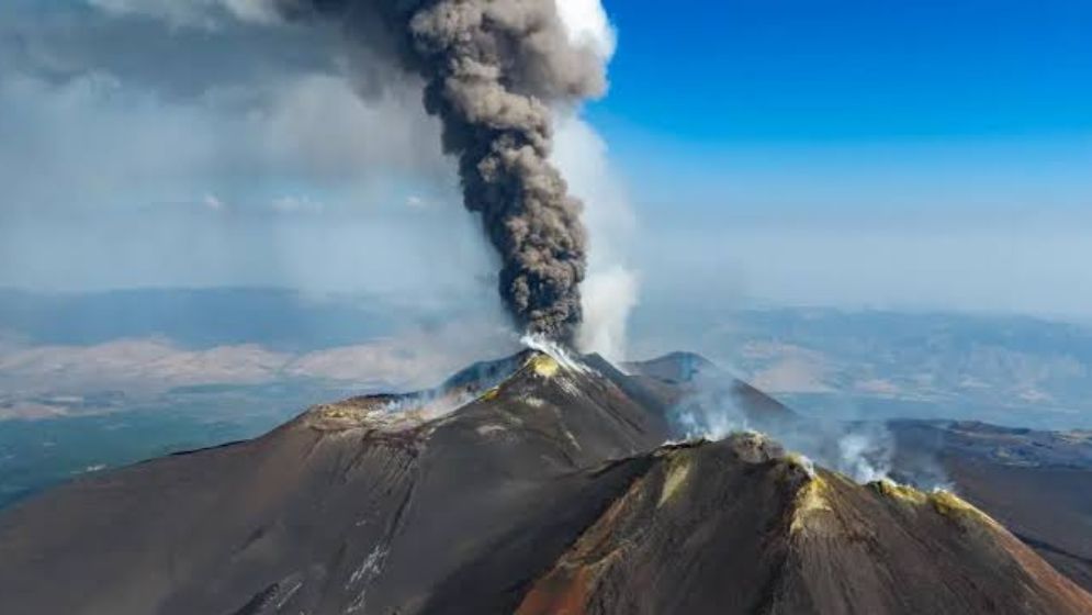 Italian airport reopens as volcanic eruption dies down