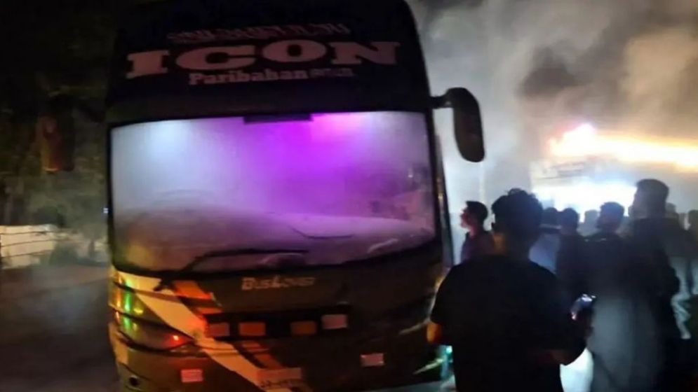 30 tourists narrowly escape as Cox’s Bazar-Dhaka bus catches fire