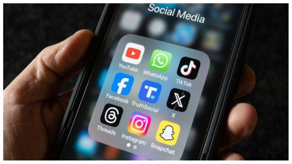 New Zealand moves to ban social media for under-16s
