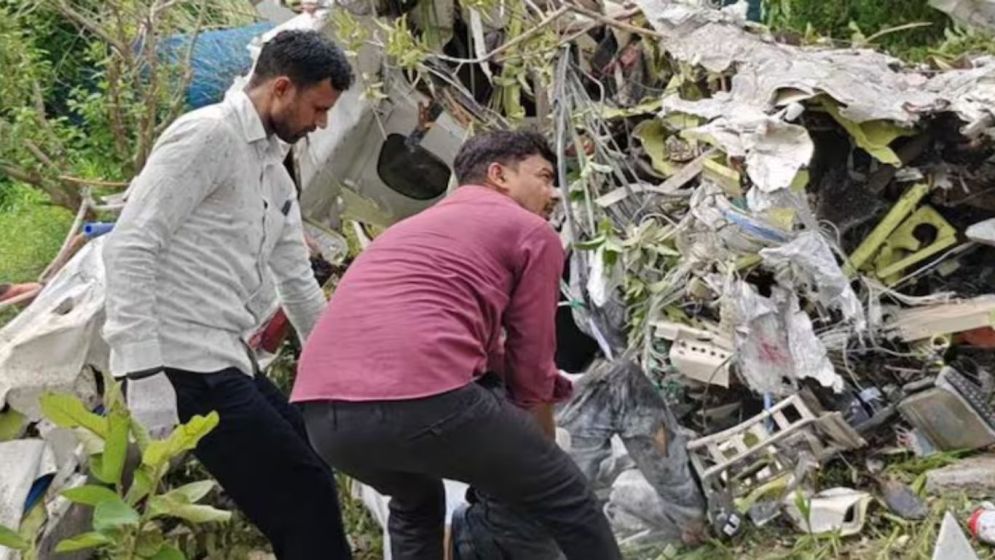 2 pilots dead in training aircraft crash in Kanpur
