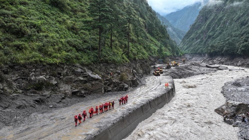 Nepal, China resume flood rescue after lake threat eases, death toll reaches 547
