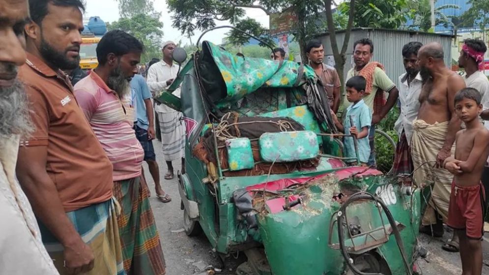 Two killed as CNG-run auto-rickshaw crashes into parked truck in Sirajganj