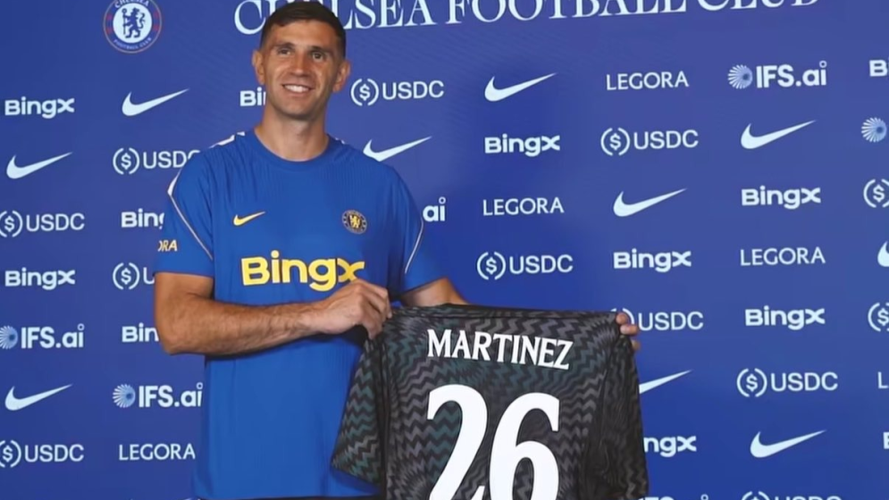 Chelsea sign Argentina 'stopper Martinez from Villa