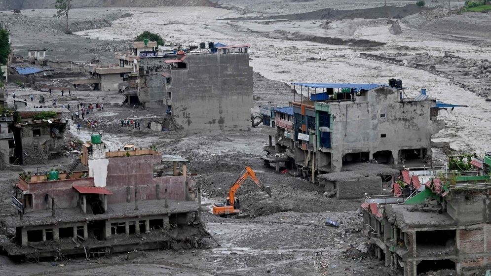 Nepal buries dead as rescuers seek thousands missing