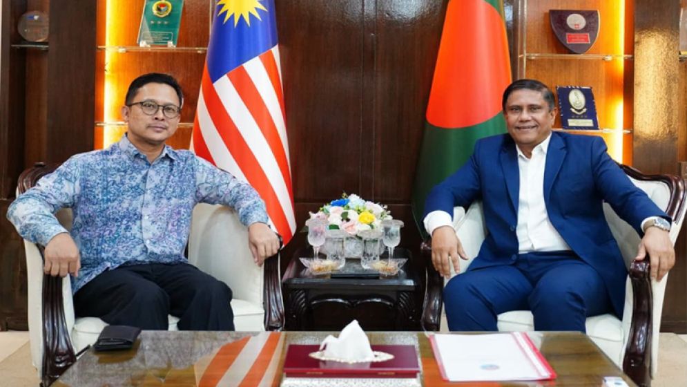 Malaysian High Commissioner calls on Defence Adviser