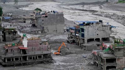 Nepal buries dead as rescuers seek thousands missing